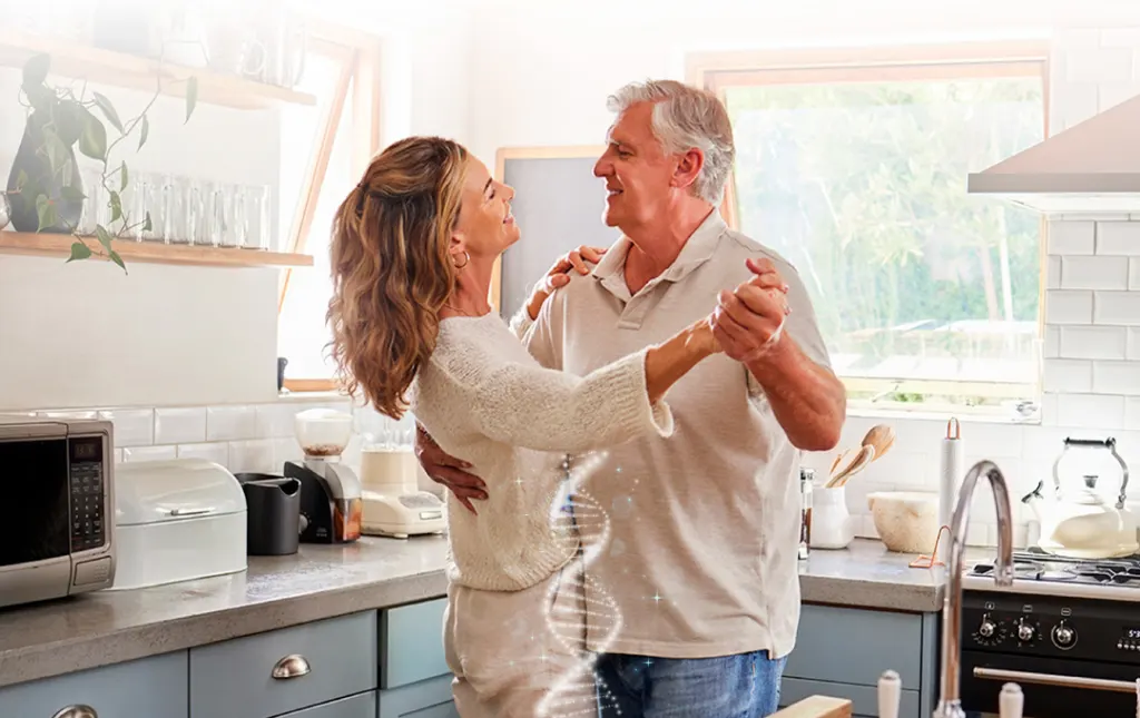 Pareja feliz en la cocina